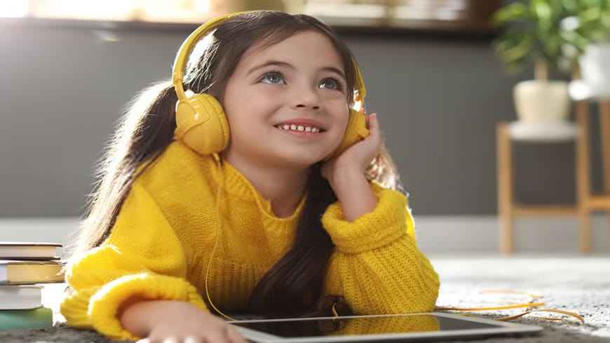 تعرف تأثير السماعات على أذن الأطفال وطريقة حمايتهم منها